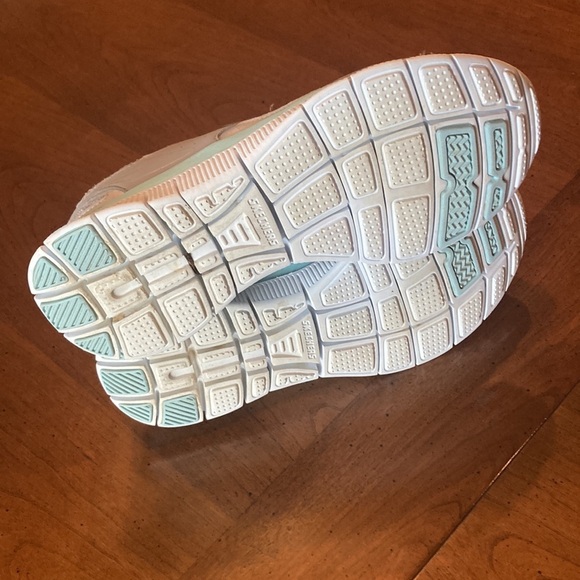 🔥4/$20 SKECHERS Womens Flex Sole Memory Foam Sneaker - size 6 - Picture 13 of 17